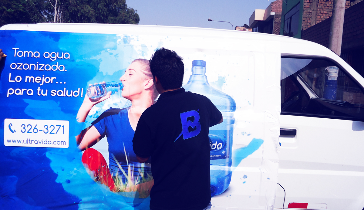 Ultra vida Revestimiento vehicular rotulación vehicular vinilo impreso microperforado Brandeo vehicular lima peru