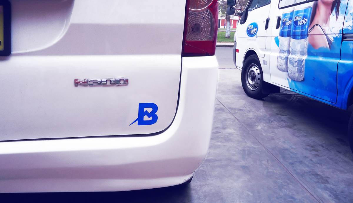 Ultra vida Revestimiento vehicular rotulación vehicular vinilo impreso microperforado Brandeo vehicular lima peru